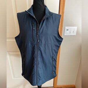 Women’s Storm Creek Discoverer teal smooth face insulated vest. Size large